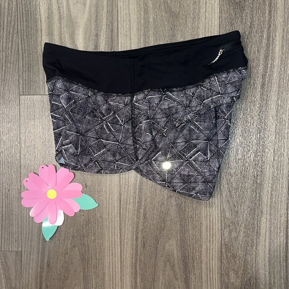 Lululemon Speed Up 2.5” Shorts - Picture 3 of 12